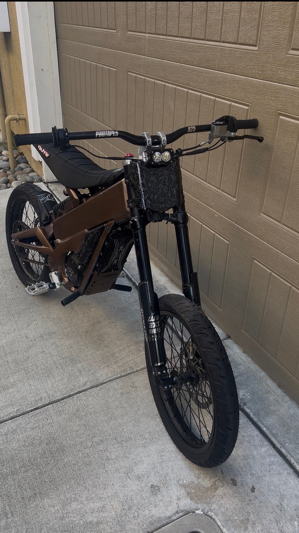 Carbon/Glossy Black Motocutz Plate
